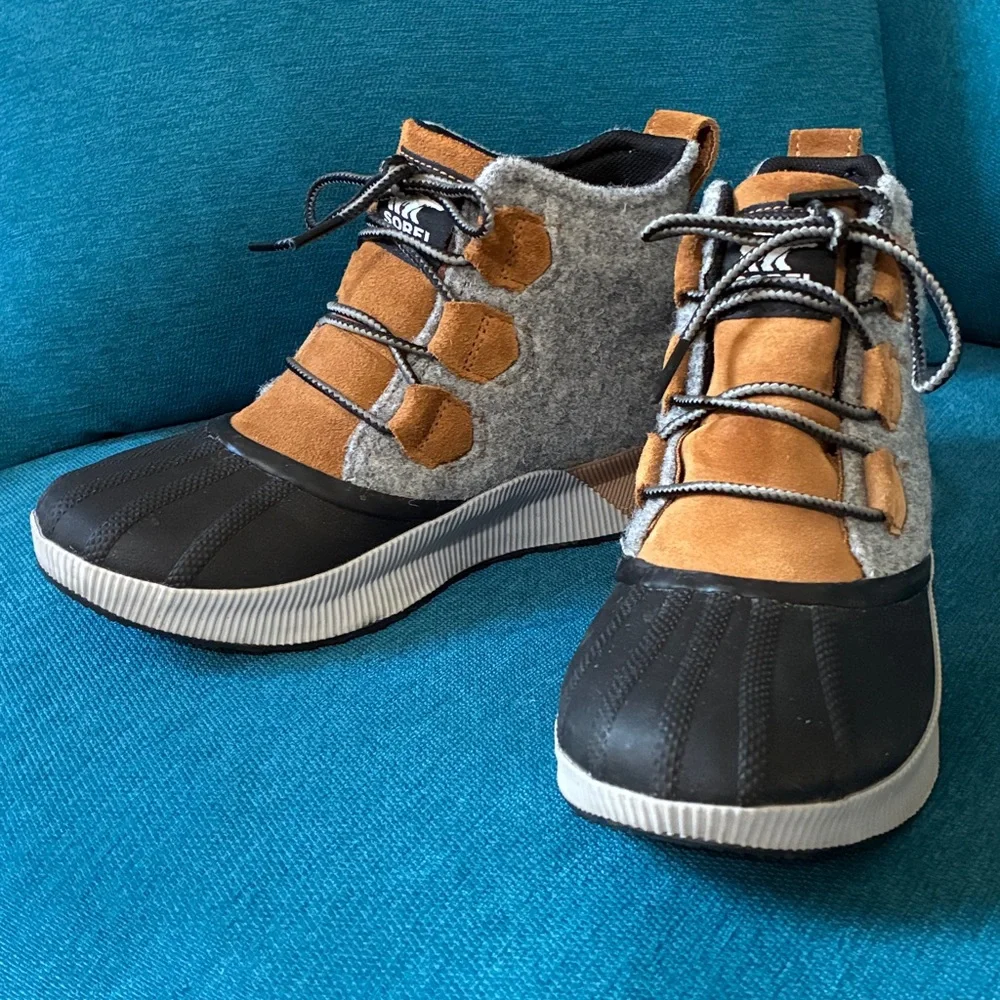 Sorel Black and Tan Lace-Up Boots - Picture 2 of 12